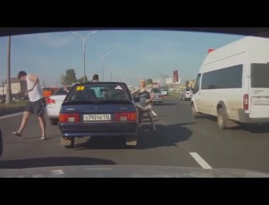 Βίντεο: Άγριο ξύλο στους δρόμους!